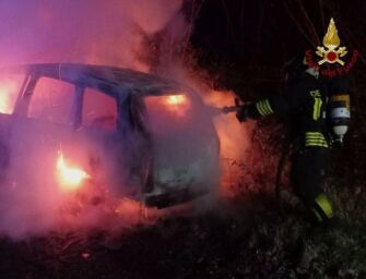 Auto in fiamme sulla Sp 513 a Vetto, non si esclude la pista dell’incendio doloso