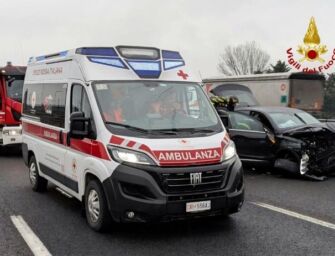 Auto sbanda sull’A1 tra Reggio e Campegine e finisce contro il guardrail: due persone ferite