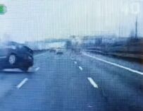 Auto sbanda sull’A1 tra Reggio e Campegine e finisce contro il guardrail: due persone ferite