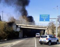 Auto contro minivan in galleria sulla Ss63 a Carpineti, poi l’incendio: due persone ferite
