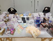 Casalgrande, fermato con quasi 30 kg di hashish e cocaina nell’auto: arrestato