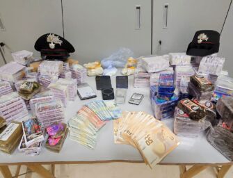 Casalgrande, fermato con quasi 30 kg di hashish e cocaina nell’auto: arrestato