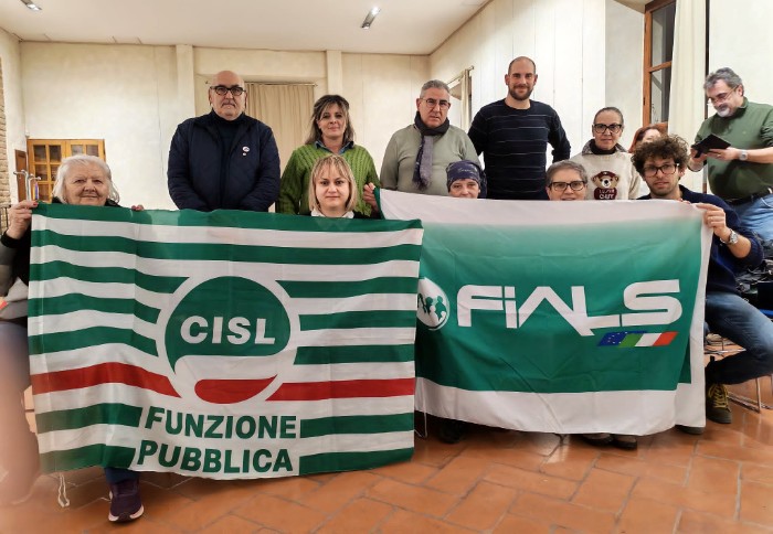 I rappresentanti sindacali di Cisl Funzione pubblica e Fials con le bandiere a Montecchio