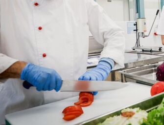 Mensa ospedale, l’Ausl Reggio assicura: “Nessuna esternalizzazione del servizio pasti”