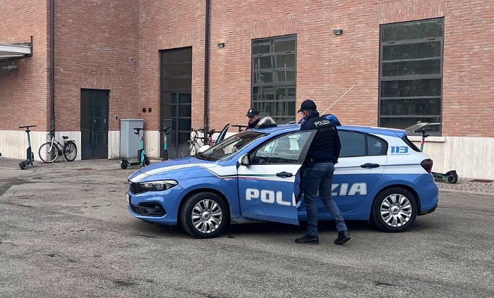 Una pattuglia della Polizia di Stato di Reggio Emilia durante un'operazione "alto impatto" nella zona della stazione ferroviaria storica reggiana