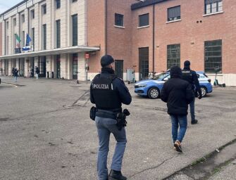 Reggio, altro blitz della Polizia in stazione: denunciate due persone in giro con un coltello