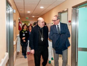 Castelnovo Monti, il vescovo Morandi in visita ai pazienti dell’ospedale Sant’Anna