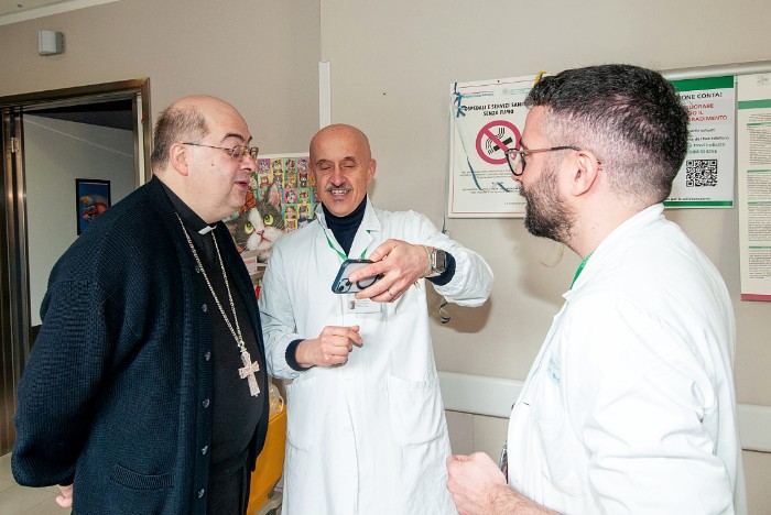 La visita del vescovo della diocesi di Reggio Emilia e Guastalla Giacomo Morandi all'ospedale Sant'Anna di Castelnovo ne' Monti