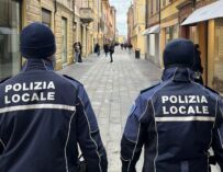 Sassuolo, bambino di due anni si perde e vaga per ore in città: ritrovato dalla Polizia locale