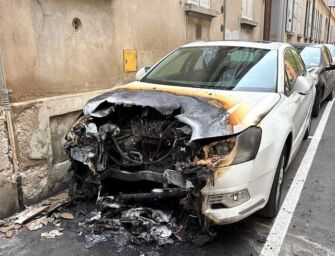 Reggio, auto a fuoco in piena notte in centro: incendio doloso, caccia al responsabile