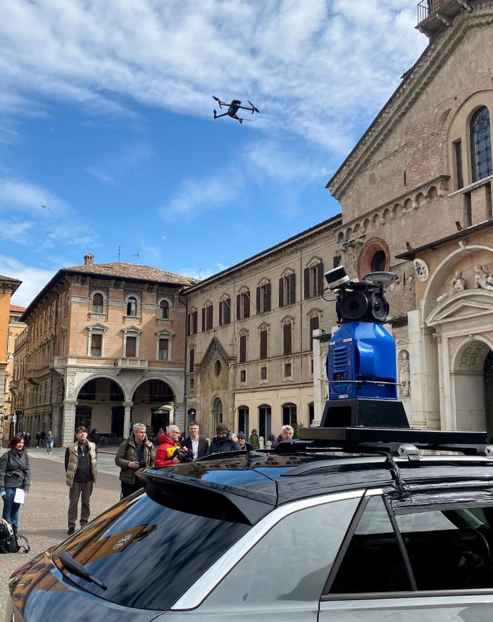 Auto e drone beeXact per gemello digitale twin Reggio Emilia