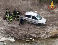 Scandiano. Va fuori strada con l’auto e finisce sul greto del Tresinaro: ferito uomo di 81 anni