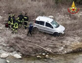 Scandiano. Va fuori strada con l’auto e finisce sul greto del Tresinaro: ferito uomo di 81 anni