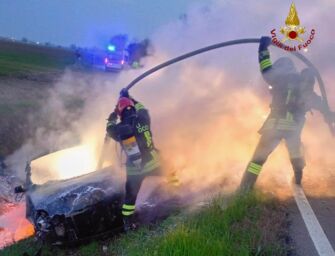 Campagnola, auto finisce fuori strada e prende fuoco: ferito un ragazzo di 20 anni