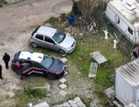 Correggio, allacci abusivi alla rete elettrica e discarica illecita di rifiuti nel campo nomadi: denunciate sette persone