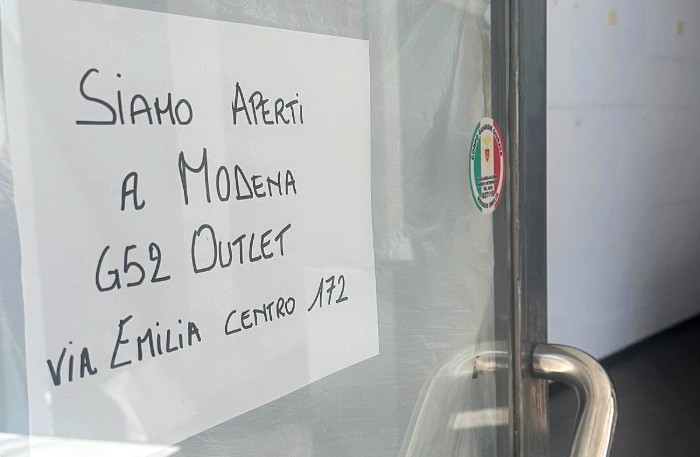 Cartello sulla porta del negozio 21 Outlet a Reggio Emilia