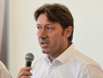 Teste di politici decapitate, la condanna del Comune. Prandi: “Satira di cattivo gusto”