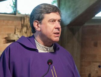 Reggio, sacerdote rimprovera dei ragazzi davanti alla chiesa: aggredito dal “branco”