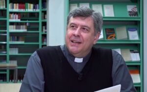 don Daniele Moretto durante una lezione