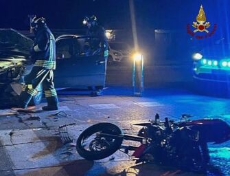 Scontro tra auto e moto a Reggio, feriti due ragazzi di 16 e 17 anni