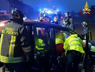 Incidente all’alba ad Arceto, auto finisce fuori strada: ferita una ragazza di 20 anni