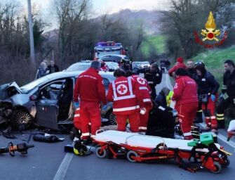 Scontro frontale tra due auto sulla Sp98 a Baiso, due persone ferite in modo grave