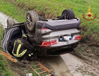 Incidente stradale a Correggio, auto finisce fuori strada e si ribalta nel fosso
