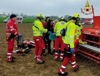 Incidente sul lavoro a Reggiolo, agricoltore resta con la mano incastrata nella seminatrice