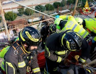 Incidente sul lavoro a Toano, grave un operaio di 45 anni schiacciato da assi di legno