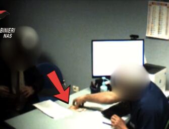 Guastalla, visite specialistiche private “fantasma” in ospedale pagate in contanti: arrestato primario ortopedico
