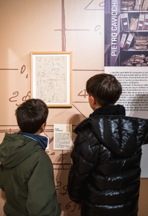 Due ragazzi visitano la mostra "La costruzione della città moderna" a Palazzo da Mosto