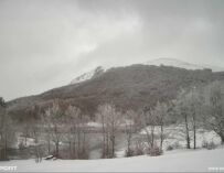 Risveglio bianco sull’Appennino reggiano: neve già dai 550-600 metri di quota