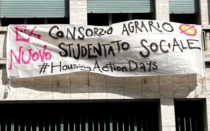Striscione all'ex Consorzio agrario di Reggio Emilia