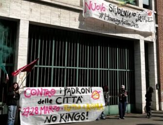 Reggio, Unire e Orda occupano l’ex Consorzio agrario: “Diventi studentato pubblico”