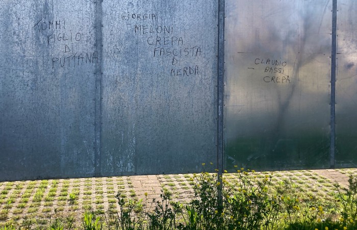 La plancia referendaria con le scritte contro Claudio Bassi e Giorgia Meloni