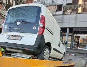 Nel 2025 a Reggio rimossi dai parcheggi 38 mezzi senza assicurazione e 110 abbandonati