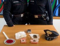 Scoperto giro di spaccio a Gattatico: i carabinieri sequestrano il raro “hashish bianco”