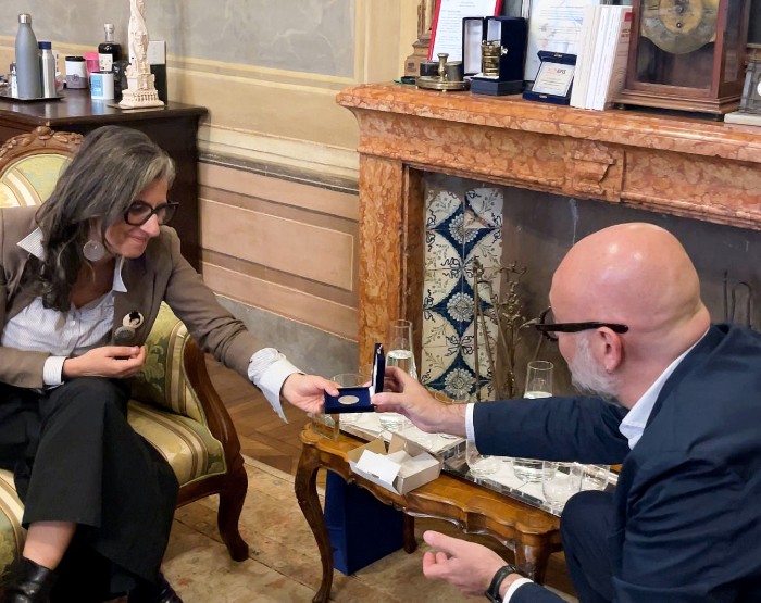 Il sindaco di Modena Massimo Mezzetti consegna il Grosso d'argento a Francesca Albanese