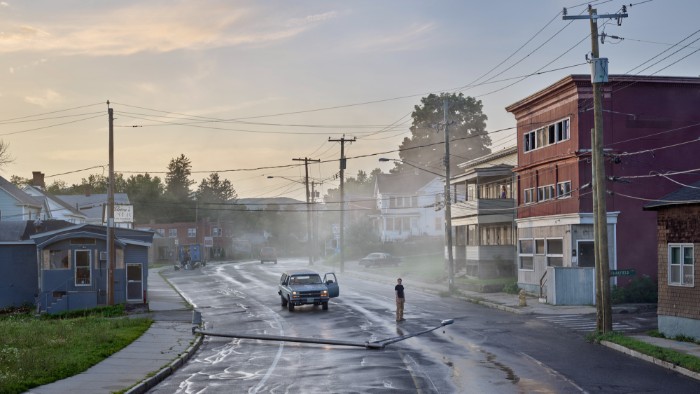 GREGORY CREWDSON, Starkfield Lane, 2018-2019, Stampa digitale ai pigmenti, dimensione immagine 127 × 225,8 cm © Gregory Crewdson