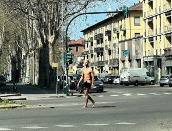 [VIDEO] Reggio, uomo si aggira completamente nudo tra le auto in circonvallazione