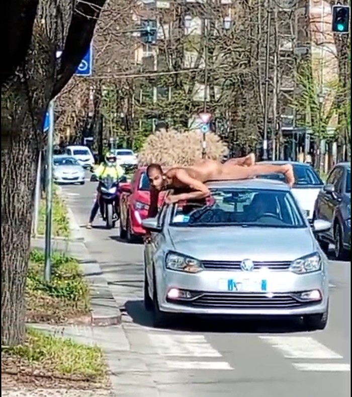 Un uomo si aggira nudo in circonvallazione a Reggio Emilia