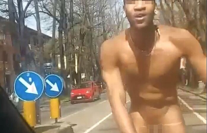 [VIDEO] Reggio, uomo si aggira completamente nudo tra le auto in circonvallazione