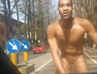 Uomo nudo in circonvallazione, per Fratelli d’Italia “Reggio è allo sbando”