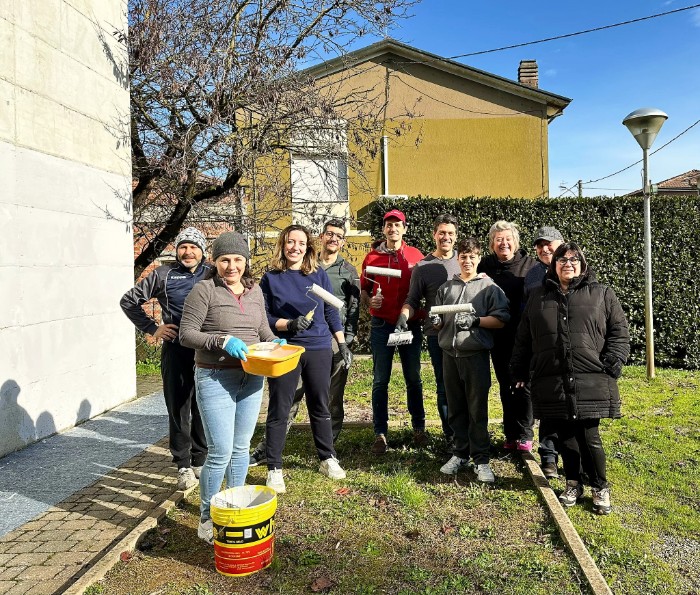 I volontari che hanno partecipato al ripristino dell'Eighth Day Bar di Cavriago