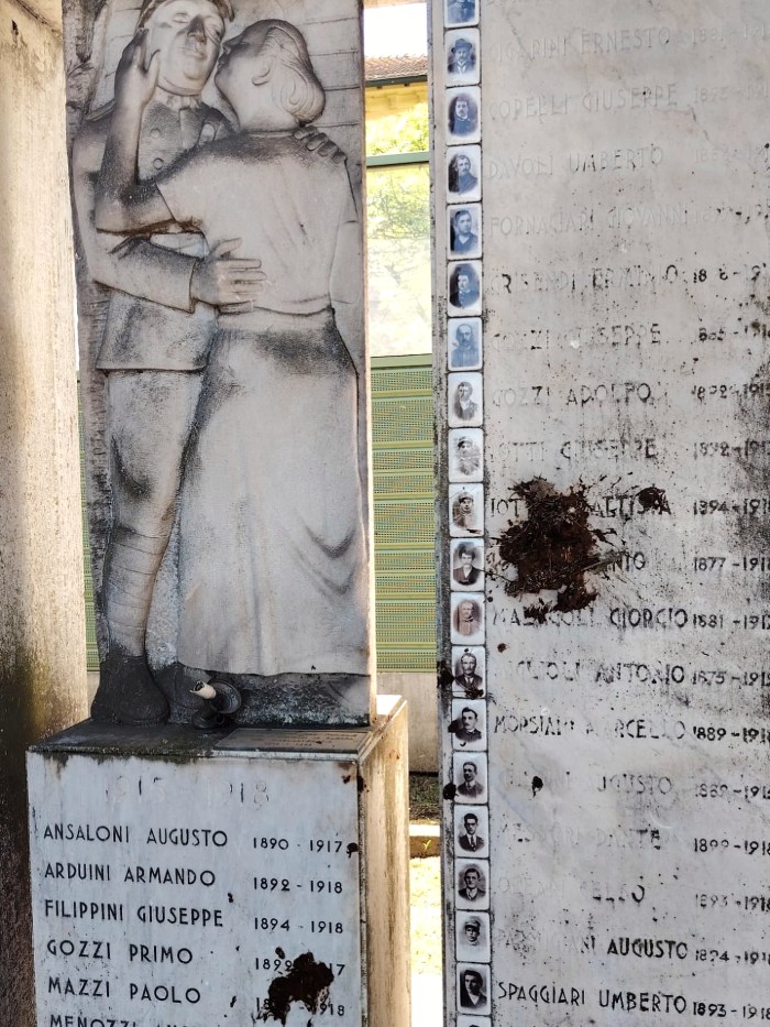 L'atto vandalico contro il monumento ai caduti di Villa Bagno