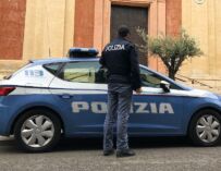 Reggio, entra in un’auto in sosta per rubare e poi scappa: rintracciato e denunciato