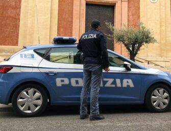 Reggio, entra in un’auto in sosta per rubare e poi scappa: rintracciato e denunciato