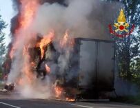 Autocarro frigo si incendia tra Cadelbosco Sopra e Castelnovo Sotto: in salvo il conducente