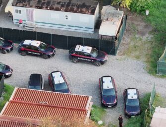 Blitz in un campo nomadi di Reggio, smantellata rete di spaccio: cinque denunciati, uno finisce in carcere