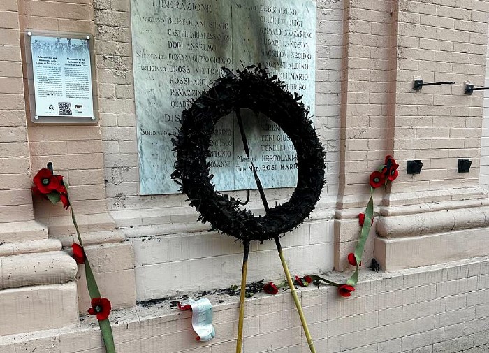 La corona di fiori del 25 aprile bruciata a Castellarano